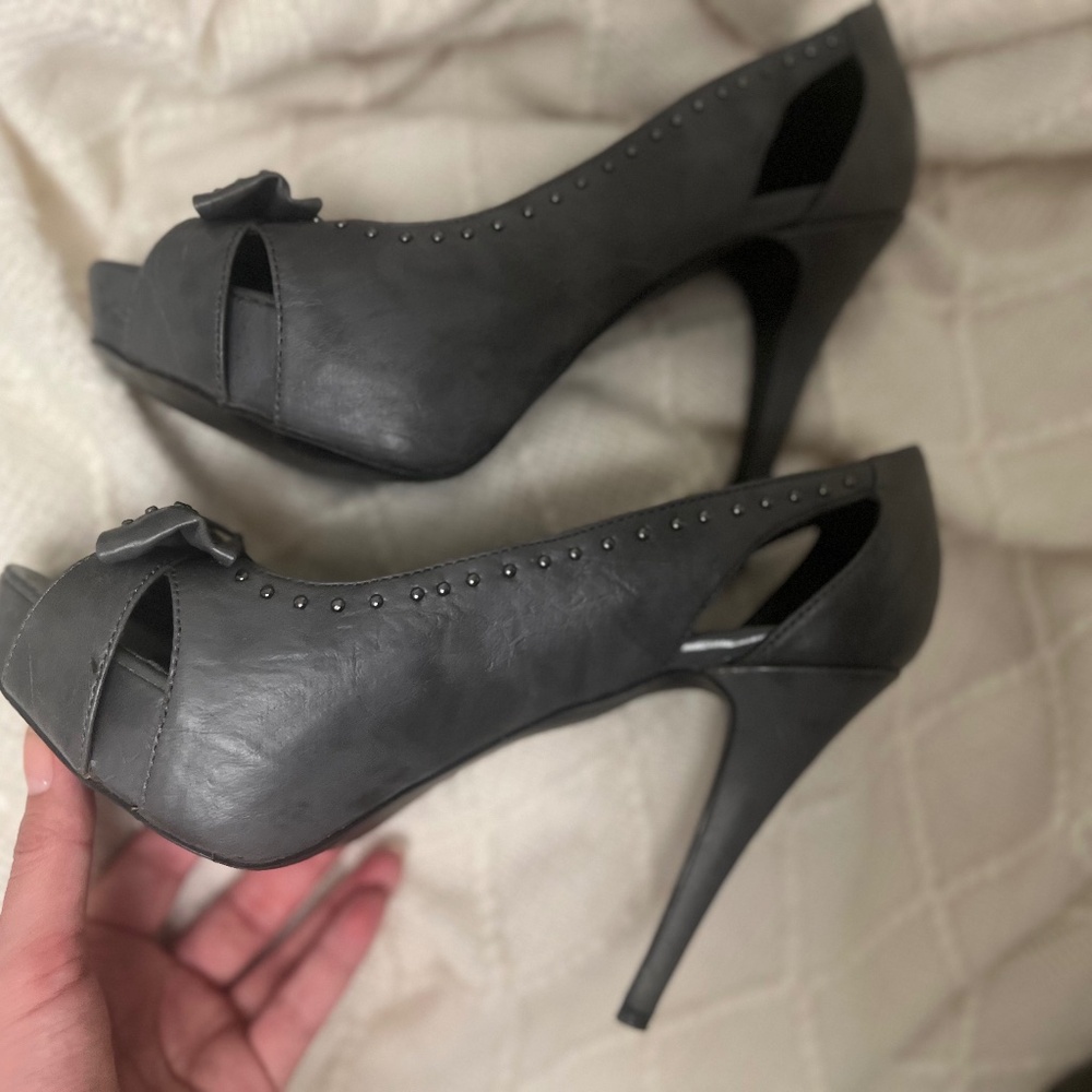 Guess by guess grey heels